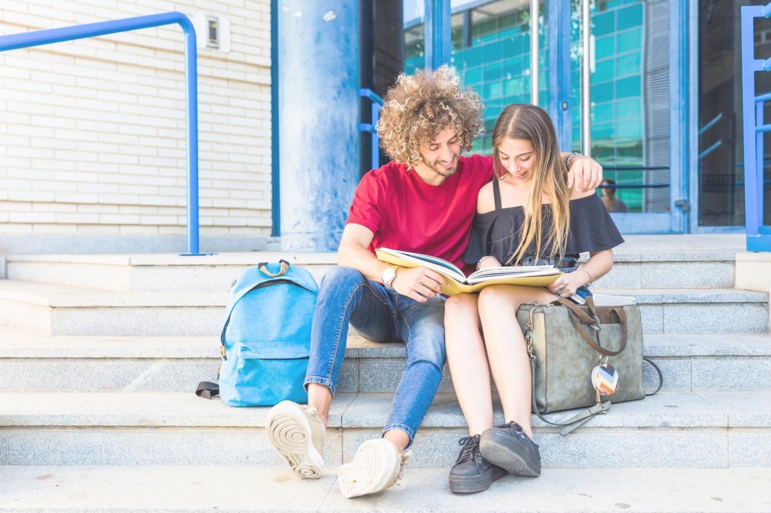 Ambiente di apprendimento creativo con studenti impegnati in tecniche di storytelling